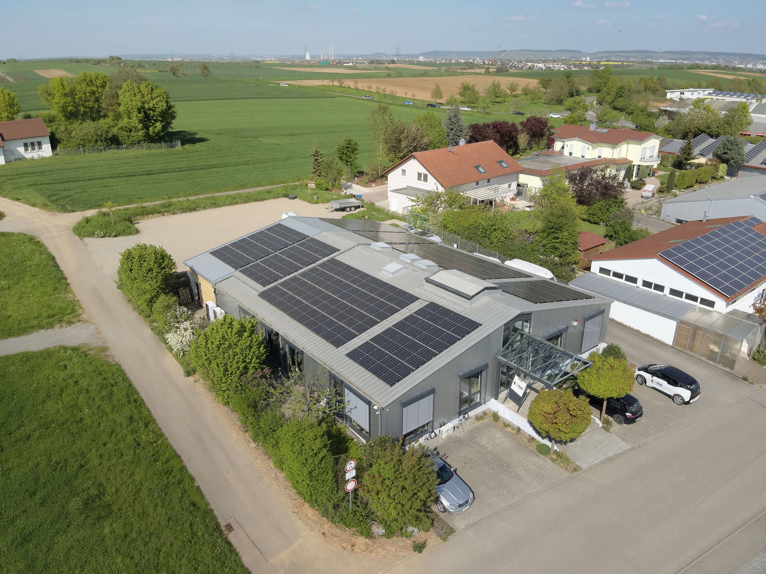 Referenz PV Strom PV-Dachanlage auf Bürogebäude